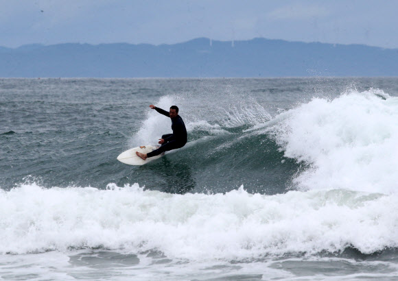 1일 경북 포항시 북구 흥해읍 용한리 앞바다에서 서퍼들이 파도를 타고 있다. 2020.7.1  연합뉴스