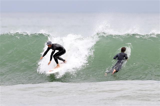 1일 오전 경북 포항시 북구 흥해읍 용한리해수욕장에서 서퍼들이 파도를 타고 있다. 2020.7.1 뉴스1