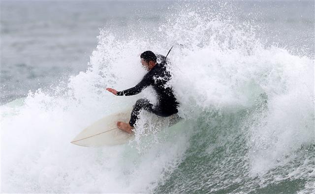 1일 오전 경북 포항시 북구 흥해읍 용한리해수욕장에서 서퍼들이 파도를 타고 있다. 2020.7.1 뉴스1