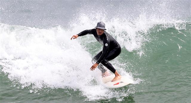 1일 오전 경북 포항시 북구 흥해읍 용한리해수욕장에서 서퍼들이 파도를 타고 있다. 2020.7.1 뉴스1