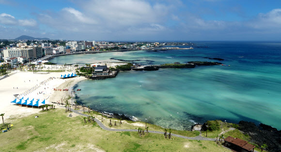1일 제주시 조천읍 함덕해수욕장의 푸른 바다와 새하얀 백사장이 눈길을 사로잡고 있다. 이날 제주도내 11개 해수욕장이 일제히 개장했다. 2020.7.1 연합뉴스