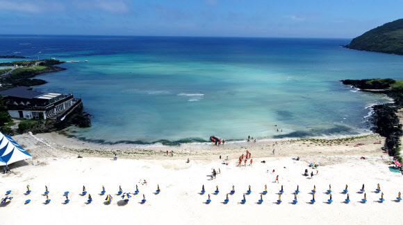 1일 제주시 조천읍 함덕해수욕장의 푸른 바다와 새하얀 백사장이 눈길을 사로잡고 있다. 이날 제주도내 11개 해수욕장이 일제히 개장했다. 2020.7.1  연합뉴스