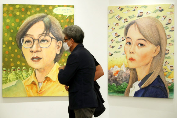 1일 서울 종로구 학고재 갤러리에서 열린 전시 ‘그림과 말 2020’ 간담회에서 참석자가 박재동 작가가 정은경 질병관리 본부장과 김여정 북한 노동당 제1부부장을 그린 작품을 살펴보고 있다. 2020.7.1  연합뉴스