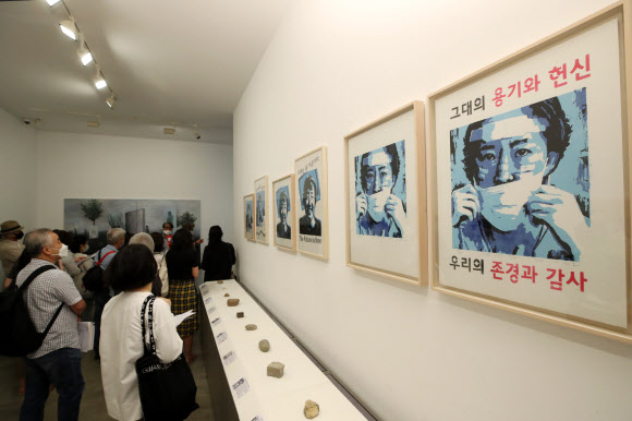 1일 서울 종로구 학고재 갤러리에서 열린 전시 ‘그림과 말 2020’ 간담회에서 참석자들이 작품을 살펴보고 있다. ‘현실과 발언’ 동인 16명이 참여하는 이번 전시는 오는 31일까지 학고재 전관에서 열린다. 2020.7.1  연합뉴스
