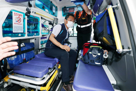 김명환 민주노총 위원장이 1일 오후 서울 중구 민주노총 건물에서 나와 구급차에 타고 있다.  이날 김 위원장은 중앙집행위원회를 소집해 노사정 합의 참여를 위한 마지막 의견 수렴에 나섰으나 민주노총 비정규직 조합원 등 반대 조직에 의해 노사정 합의는 무산됐다. 2020.7.1  연합뉴스