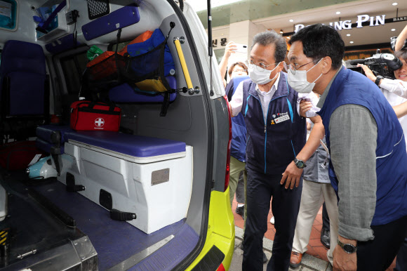 김명환 민주노총 위원장이 1일 오후 서울 중구 민주노총 건물에서 나와 구급차에 타고 있다.  이날 김 위원장은 중앙집행위원회를 소집해 노사정 합의 참여를 위한 마지막 의견 수렴에 나섰으나 민주노총 비정규직 조합원 등 반대 조직에 의해 노사정 합의는 무산됐다. 2020.7.1  연합뉴스