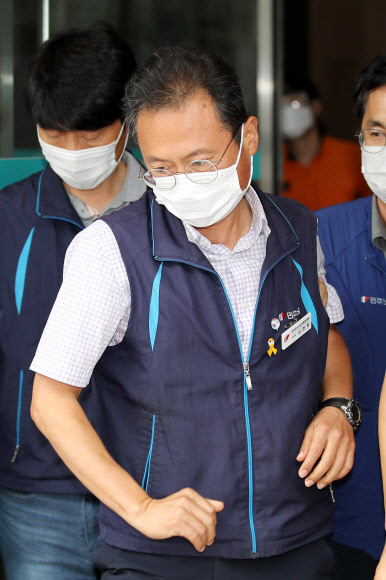 김명환 민주노총 위원장이 1일 오후 서울 중구 민주노총 건물 앞에서 부축받으며 구급차로 향하고 있다.  이날 김 위원장은 중앙집행위원회를 소집해 노사정 합의 참여를 위한 마지막 의견 수렴에 나섰으나 민주노총 비정규직 조합원 등 반대 조직에 의해 노사정 합의는 무산됐다. 2020.7.1  연합뉴스