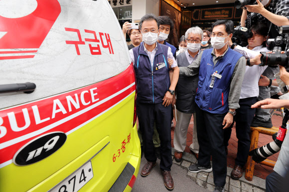 김명환 민주노총 위원장이 1일 오후 서울 중구 민주노총 건물 앞에서 부축받으며 구급차로 향하고 있다.  이날 김 위원장은 중앙집행위원회를 소집해 노사정 합의 참여를 위한 마지막 의견 수렴에 나섰으나 민주노총 비정규직 조합원 등 반대 조직에 의해 노사정 합의는 무산됐다. 2020.7.1  연합뉴스