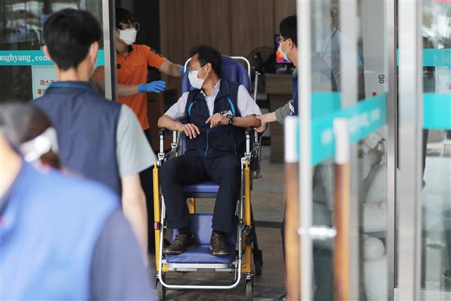 민주노총 불참으로 노사정 대표자 협약식이 불발된 1일 김명환 민주노총 위원장이 서울 중구 민주노총 중앙집행위원회의장에서 들것에 실려 나오고 있다. 2020.7.1 뉴스1