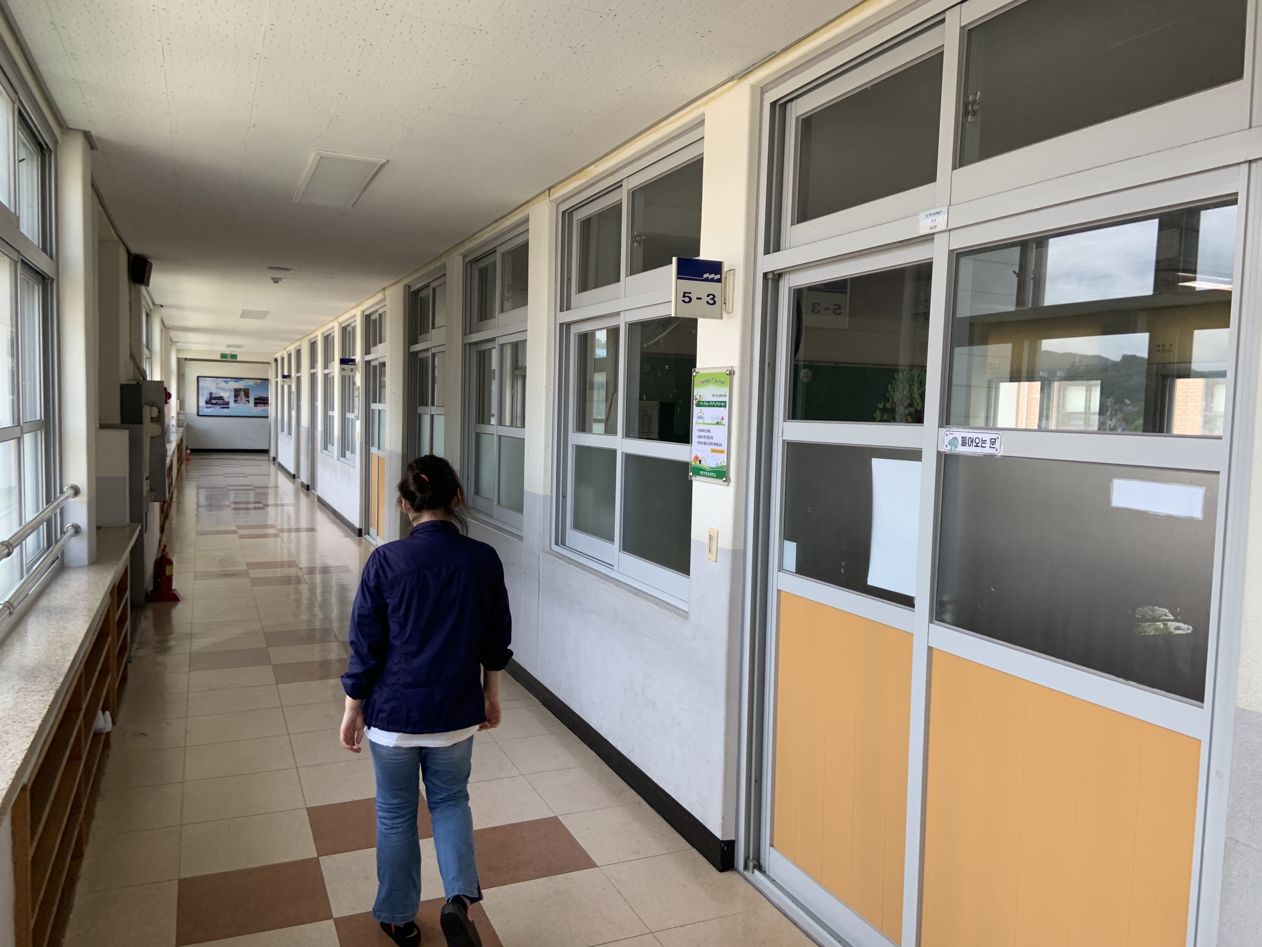 ‘학교 내 학생 간 감염’으로 보이는 코로나19 확진자가 처음으로 발생해 등교중지한 대전 동구 천동초등학교의 텅빈 복도를 한 선생님이 힘없이 걸어가고 있다.