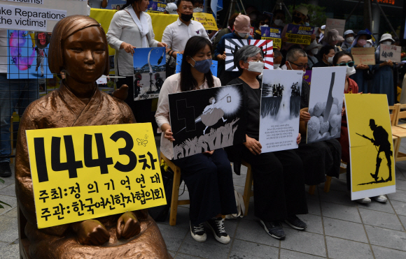 지난 6월 10일 서울 종로구 수송동 옛 일본대사관 건물 앞에서 정의기억연대가 주최한 수요집회가 열리고 있다.  서울신문 DB