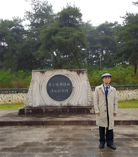 지난해 4월 황토현 전적지 기념탑 앞에 선 이이화 선생. 교유서가 제공