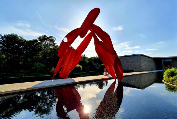 뮤지엄 산 본관 앞의 워터가든과 알렉산더 리버만의 조형미술 작품 ‘Archway’.