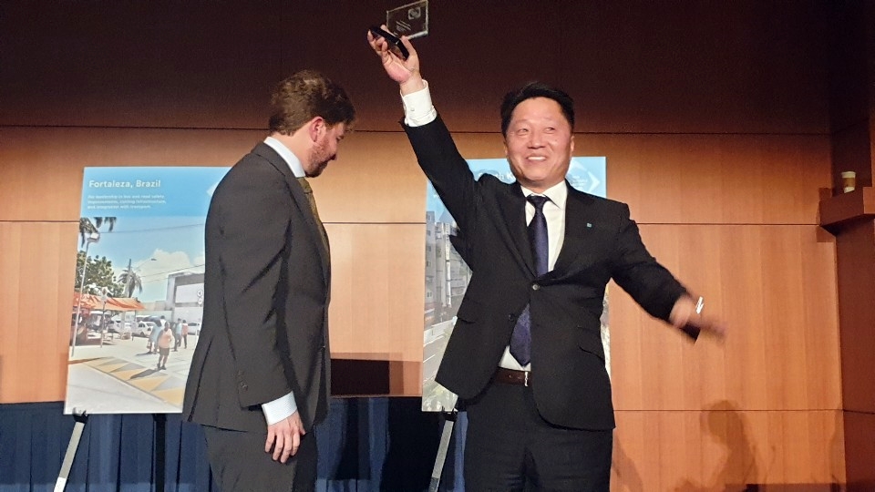장덕천 부천시장이 지속가능한 교통 특별상을 수상한 뒤 토로피를 들고 기뻐하고 있다. 부천시 제공