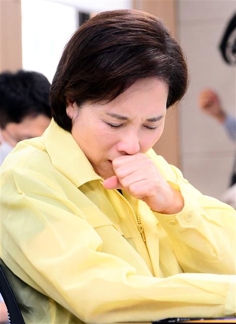 유은혜 부총리 겸 교육부 장관이 2일 오전 서울교육시설공제회관에서 열린 등교수업준비추진단 회의에서 발언하던 중 재채기를 하고 있다. 2020.7.2 뉴스1