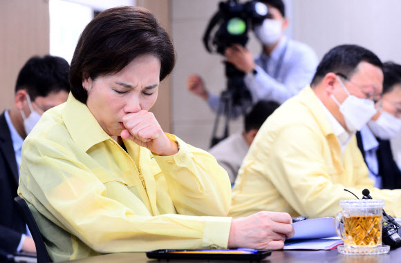 유은혜 부총리 겸 교육부 장관이 2일 오전 서울교육시설공제회관에서 열린 등교수업준비추진단 회의에서 발언하던 중 재채기를 하고 있다. 2020.7.2  연합뉴스