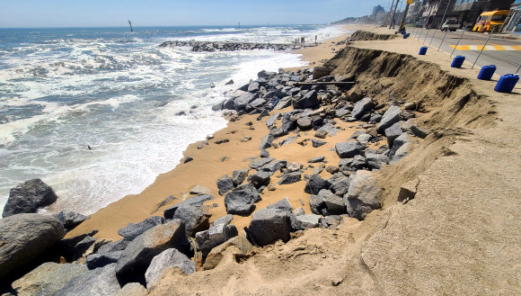 2일 강원 강릉시 주문진읍의 한 해변이 최근 태풍급 강풍과 폭우가 지나가면서 또 무너져 있다. 이곳은 올해 들어 세 번째 무너져 내렸다. 2020.7.2  연합뉴스