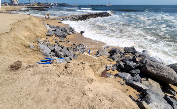 2일 강원 강릉시 주문진읍의 한 해변이 최근 태풍급 강풍과 폭우가 지나가면서 또 무너져 있다. 이곳은 올해 들어 세 번째 무너져 내렸다. 2020.7.2  연합뉴스