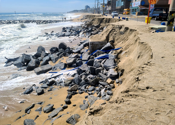 2일 강원 강릉시 주문진읍의 한 해변이 최근 태풍급 강풍과 폭우가 지나가면서 또 무너져 있다. 이곳은 올해 들어 세 번째 무너져 내렸다. 2020.7.2  연합뉴스