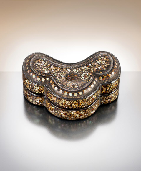 온전한 형태로는 전 세계에 3점밖에 없는 고려 시대 나전합 ‘나전국화넝쿨무늬합’을 지난해 12월 일본에서 환수했다고 문화재청이 2일 밝혔다.  현재 고려 나전칠기는 전 세계에 20여 점만 남아 있는데, 대부분 미국과 일본의 주요 박물관에 소장돼 있다. 우리나라에는 그동안 국립중앙박물관에 온전한 고려 나천칠기가 단 2점 있었는데, 이번에 나전합 한 점이 추가되며 총 3점을 소장하게 됐다. 2020.7.2 문화재청 제공