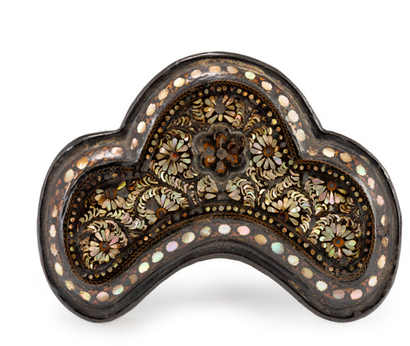 온전한 형태로는 전 세계에 3점밖에 없는 고려 시대 나전합 ‘나전국화넝쿨무늬합’을 지난해 12월 일본에서 환수했다고 문화재청이 2일 밝혔다.  현재 고려 나전칠기는 전 세계에 20여 점만 남아 있는데, 대부분 미국과 일본의 주요 박물관에 소장돼 있다. 우리나라에는 그동안 국립중앙박물관에 온전한 고려 나천칠기가 단 2점 있었는데, 이번에 나전합 한 점이 추가되며 총 3점을 소장하게 됐다.  사진은 나전국화넝쿨무늬합 뚜껑. 2020.7.2 문화재청 제공