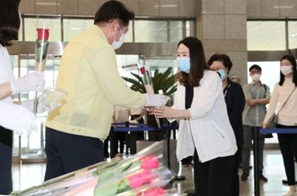 최 시장이 출근 하는 직원에게 장미꽃을 나눠주는 깜짝행사를 열었다.<br>