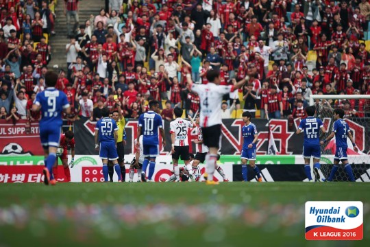 2016년 4월 수원월드켭 경기장에서 열렸던 FC서울-수원 삼성의 슈퍼매치 풍경. 한국프로축구연맹 제공