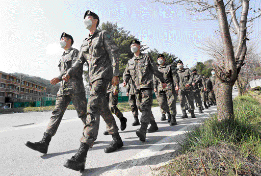강원 화천군 육군 27사단 화생방지원대에서 장병들이 외출을 위해 부대 위병소를 나오고 있다. 연합뉴스