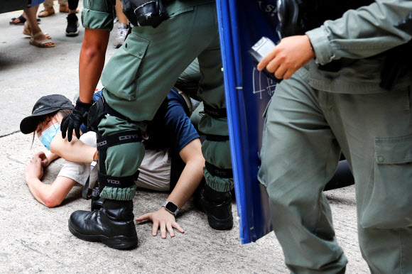 홍콩 국가보안법이 본격 시행된 1일 도심에서 수천명이 참여한 반대 시위가 열린 가운데 경찰이 시위대 체포를 시도하고 있다. 홍콩 로이터 연합뉴스