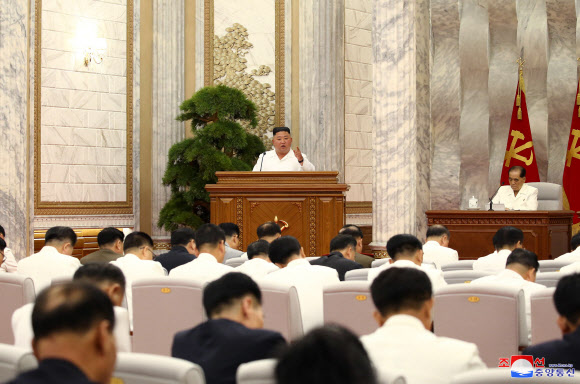 북한 김정은 위원장이 지난 2일 당 중앙위원회 본부청사에서 노동당 중앙위 정치국 확대회의를 열고 중요 정책적 문제들을 토의했다고 조선중앙통신이 3일 보도했다. 2020.7.3 평양 조선중앙통신=연합뉴스