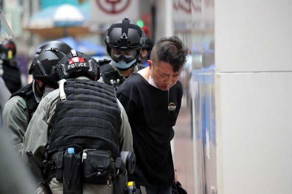경찰이 지난 1일 홍콩시위에서 후추스프레이로 시위대를 진압한 뒤 체포하고 있다. AP통신