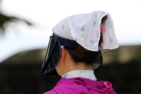 3일 오전 서울 용산구 남산에서 한 시민이 자외선 차단 모자와 손수건을 머리에 쓰고 있다. 2020.7.3 연합뉴스