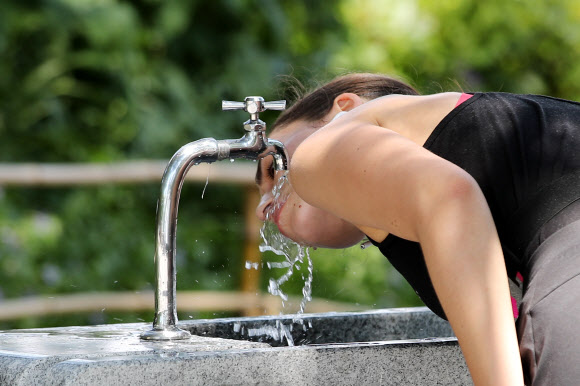 3일 오전 서울 용산구 남산에 설치된 음수대에서 한 외국인이 물을 마시고 있다. 2020.7.3 연합뉴스