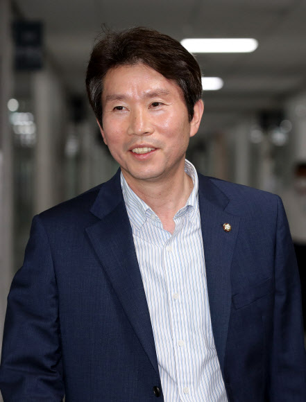 통일부 장관에 내정된 더불어민주당 이인영 의원이 3일 오후 서울 여의도 국회의원회관 의원실을 나서고 있다. 2020.7.3  연합뉴스