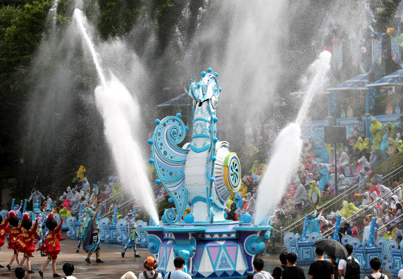 무더운 날씨를 보인 3일 오후 경기도 용인시 에버랜드를 찾은 시민들이 물놀이 공연 ‘슈팅 워터 펀’을 관람하고 있다. 2020.7.3  연합뉴스