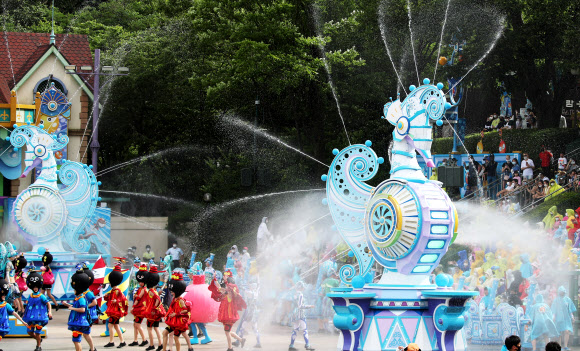 무더운 날씨를 보인 3일 오후 경기도 용인시 에버랜드를 찾은 시민들이 물놀이 공연 ‘슈팅 워터 펀’을 관람하고 있다. 2020.7.3  연합뉴스