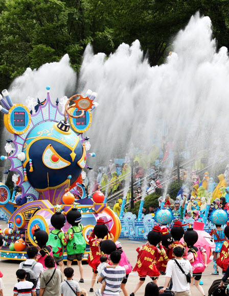 무더운 날씨를 보인 3일 오후 경기도 용인시 에버랜드를 찾은 시민들이 물놀이 공연 ‘슈팅 워터 펀’을 관람하고 있다. 2020.7.3  연합뉴스