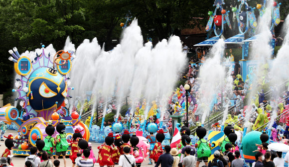 무더운 날씨를 보인 3일 오후 경기도 용인시 에버랜드를 찾은 시민들이 물놀이 공연 ‘슈팅 워터 펀’을 관람하고 있다. 2020.7.3  연합뉴스