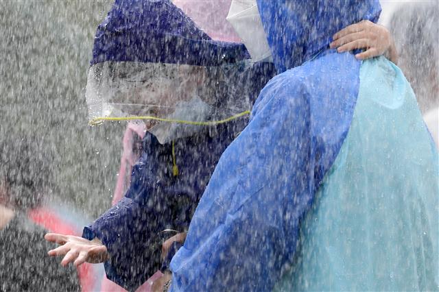 무더운 여름 날씨가 이어진 3일 오후 경기도 용인 에버랜드를 찾은 시민들이 ‘슈팅!워터펀!’ 퍼레이드를 관람하고 있다. 2020.7.3 뉴스1