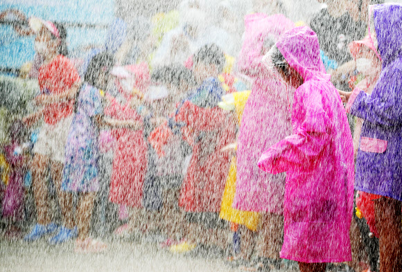 무더운 날씨를 보인 3일 오후 경기도 용인시 에버랜드를 찾은 시민들이 물놀이 공연 ‘슈팅 워터 펀’을 즐기고 있다. 2020.7.3  연합뉴스