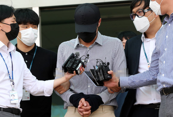 텔레그램 ‘n번방’에서 아동·청소년 성 착취물을 구매하는 등 아동?청소년의 성보호에 관한 법률(약칭 청소년성보호법) 위반 등으로 구속된 A(38)씨가 검찰로 송치되기에 앞서 취재진 질문에 답하고 있다. 2020.7.3  연합뉴스