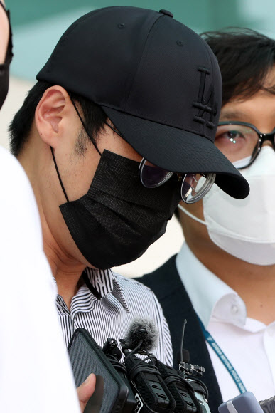 텔레그램 ‘n번방’에서 아동·청소년 성 착취물을 구매하는 등 아동·청소년의 성보호에 관한 법률(약칭 청소년성보호법) 위반 등으로 구속된 A(38)씨가 검찰로 송치되기에 앞서 취재진 질문에 답하고 있다. 2020.7.3  연합뉴스