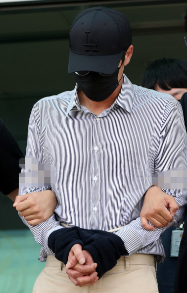 텔레그램 ‘n번방’에서 아동·청소년 성 착취물을 구매하는 등 아동?청소년의 성보호에 관한 법률(약칭 청소년성보호법) 위반 등으로 구속된 A(38)씨가 검찰로 송치되기 위해 호송차량으로 향하고 있다. 2020.7.3  연합뉴스