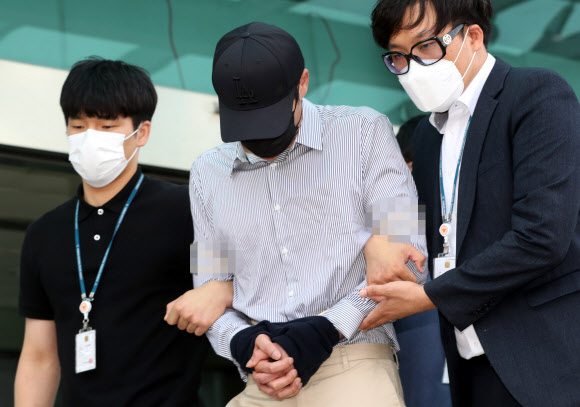 텔레그램 ‘n번방’에서 아동·청소년 성 착취물을 구매하는 등 아동?청소년의 성보호에 관한 법률(약칭 청소년성보호법) 위반 등으로 구속된 A(38)씨가 검찰로 송치되기 위해 호송차량으로 향하고 있다. 2020.7.3  연합뉴스