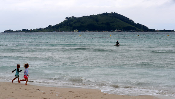 궂은 날씨에 한산한 제주 해수욕장