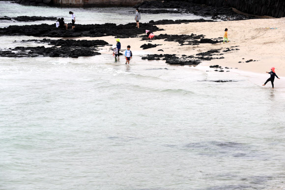 궂은 날씨에 한산한 제주 해수욕장