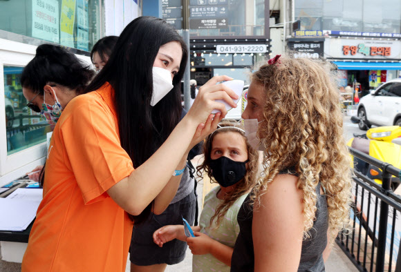 대천해수욕장서 발열 검사받는 외국인 관광객