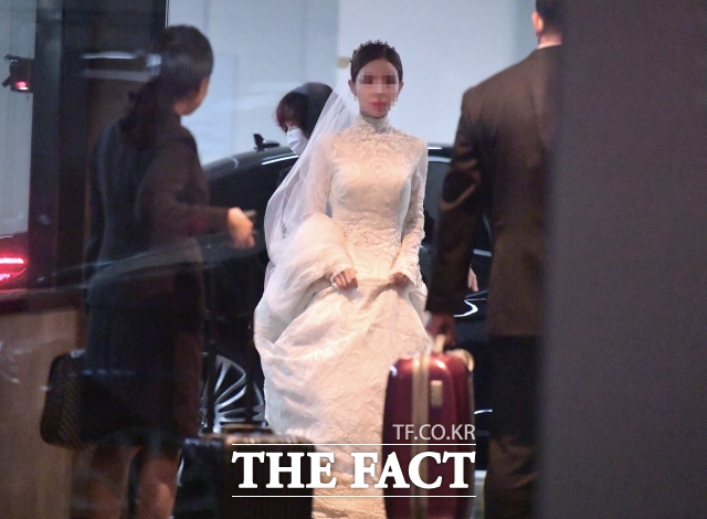 정기선 현대중공업지주 경영지원실장 부사장의 예비 신부가 4일 오후 서울 종로구 새문안로 포시즌스 호텔 결혼식장으로 들어서고 있다. 20207.4  더팩트