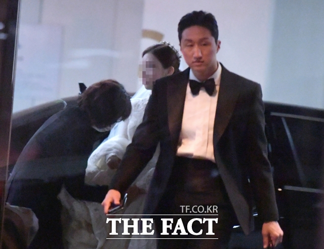 정기선 현대중공업지주 경영지원실장 부사장의 예비 신부가 4일 오후 서울 종로구 새문안로 포시즌스 호텔 결혼식장으로 들어서고 있다. 20207.4  더팩트