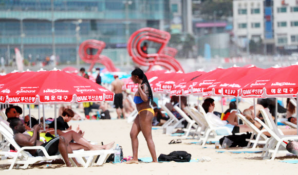 마스크없이 해운대 거니는 외국인들